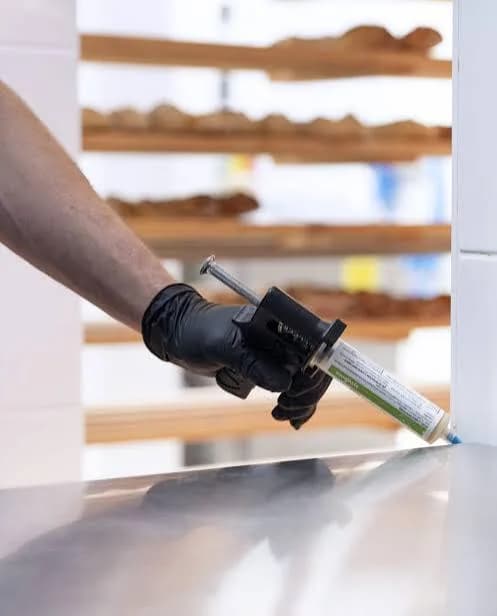 Application réelle de gel anti-cafards par un technicien Provence 3D en cuisine professionnelle