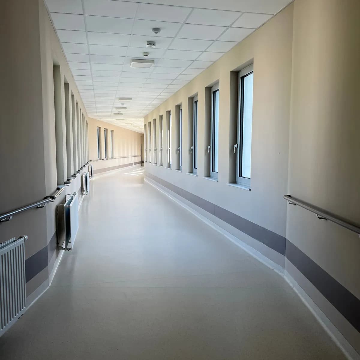 Couloir d’un établissement de santé aux surfaces lavables